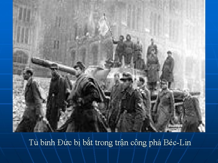 Tù binh Đức bị bắt trong trận công phá Béc-Lin 