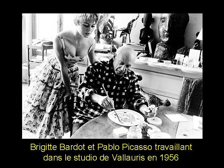 Brigitte Bardot et Pablo Picasso travaillant dans le studio de Vallauris en 1956 
