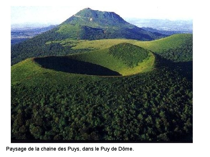 Paysage de la chaine des Puys, dans le Puy de Dôme. 