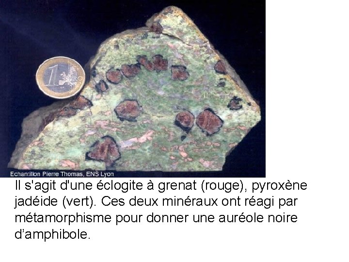 Il s'agit d'une éclogite à grenat (rouge), pyroxène jadéide (vert). Ces deux minéraux ont