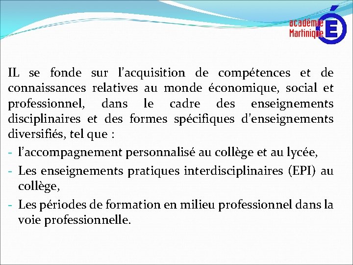 IL se fonde sur l’acquisition de compétences et de connaissances relatives au monde économique,