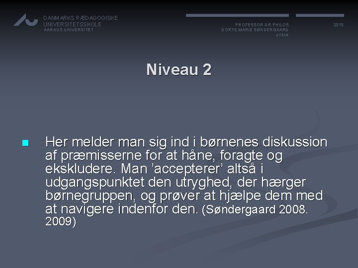 DANMARKS PÆDAGOGISKE UNIVERSITETSSKOLE PROFESSOR DR. PHILOS DORTE MARIE SØNDERGAARD e. Xbus AARHUS UNIVERSITET Niveau