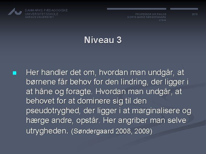 DANMARKS PÆDAGOGISKE UNIVERSITETSSKOLE PROFESSOR DR. PHILOS DORTE MARIE SØNDERGAARD e. Xbus AARHUS UNIVERSITET Niveau