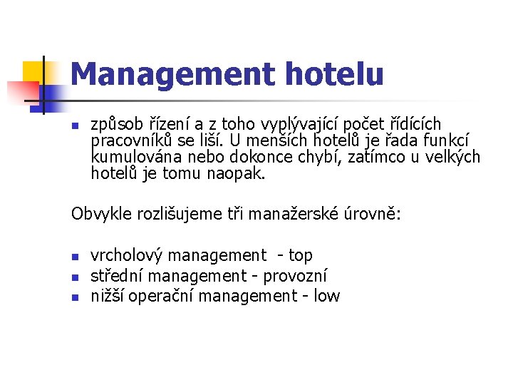 Management hotelu n způsob řízení a z toho vyplývající počet řídících pracovníků se liší.