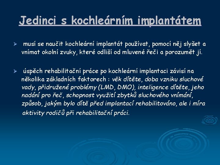 Jedinci s kochleárním implantátem Ø musí se naučit kochleární implantát používat, pomocí něj slyšet