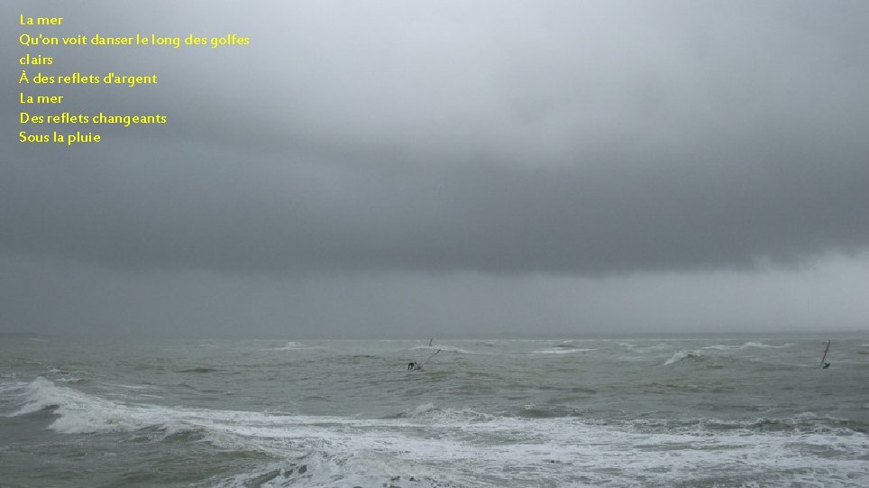 La mer Les a bercés Qu'on voit danser le long des golfes Le long