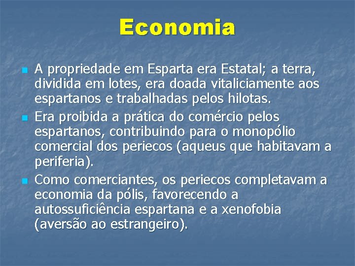 Economia n n n A propriedade em Esparta era Estatal; a terra, dividida em