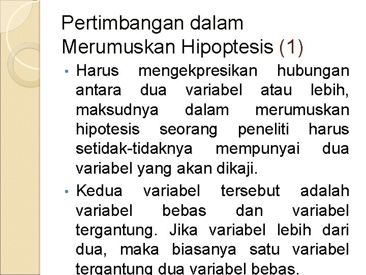 Pertimbangan dalam Merumuskan Hipoptesis (1) Harus mengekpresikan hubungan antara dua variabel atau lebih, maksudnya