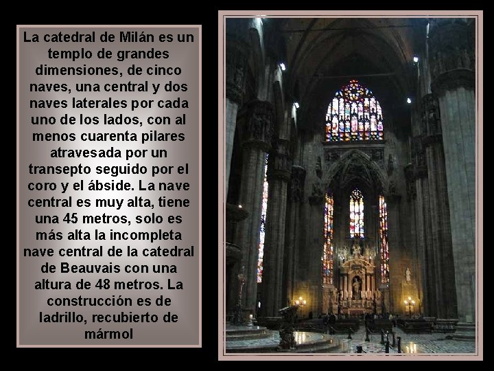 La catedral de Milán es un templo de grandes dimensiones, de cinco naves, una