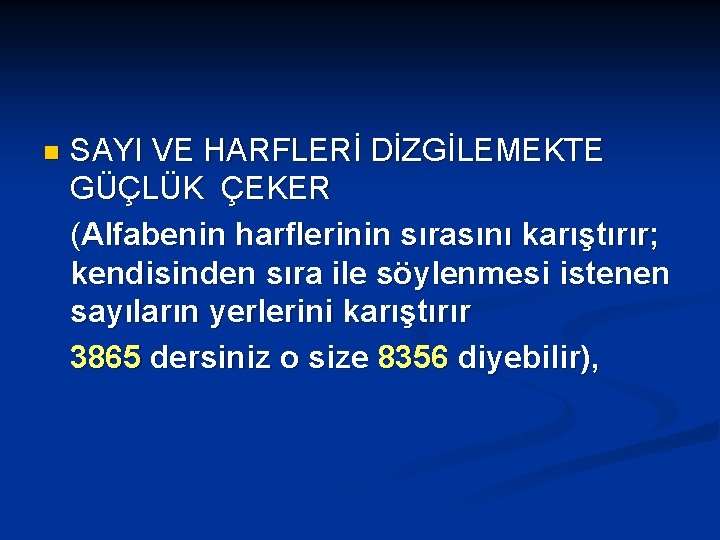 SAYI VE HARFLERİ DİZGİLEMEKTE GÜÇLÜK ÇEKER (Alfabenin harflerinin sırasını karıştırır; kendisinden sıra ile söylenmesi