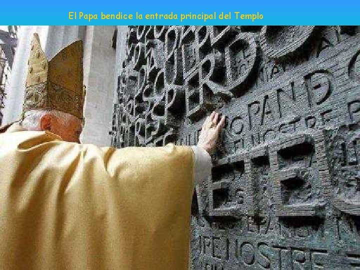 El Papa bendice la entrada principal del Templo 