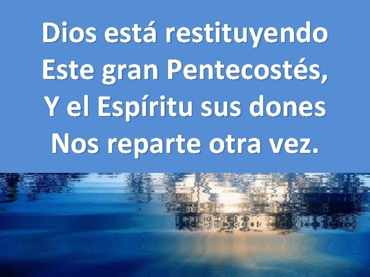 Dios está restituyendo Este gran Pentecostés, Y el Espíritu sus dones Nos reparte otra