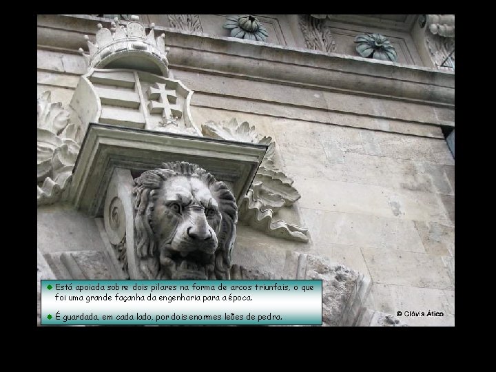 ® Está apoiada sobre dois pilares na forma de arcos triunfais, o que foi