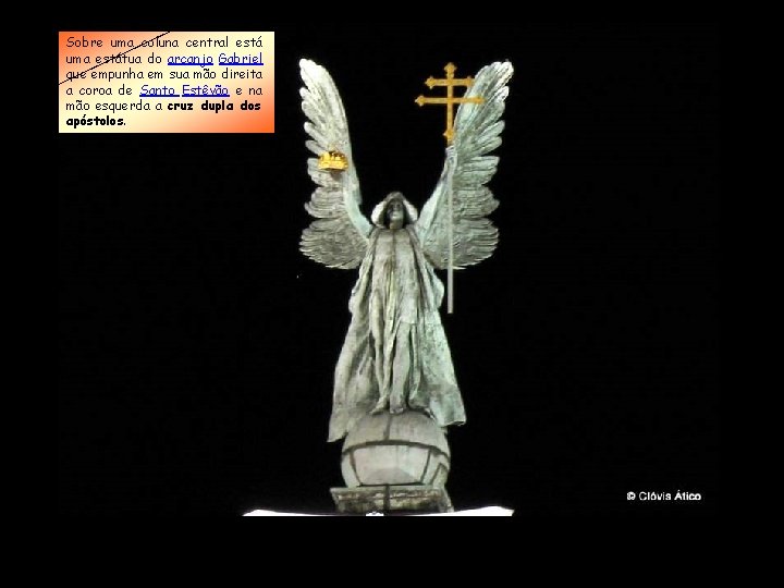 Sobre uma coluna central está uma estátua do arcanjo Gabriel que empunha em sua