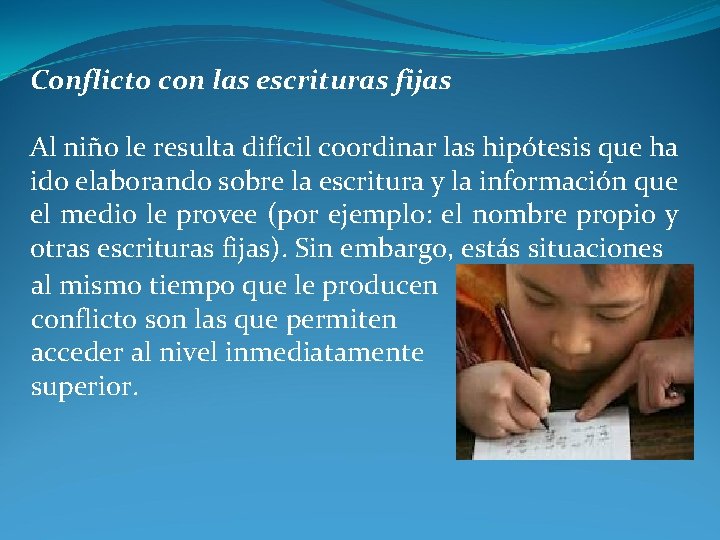 Conflicto con las escrituras fijas Al niño le resulta difícil coordinar las hipótesis que