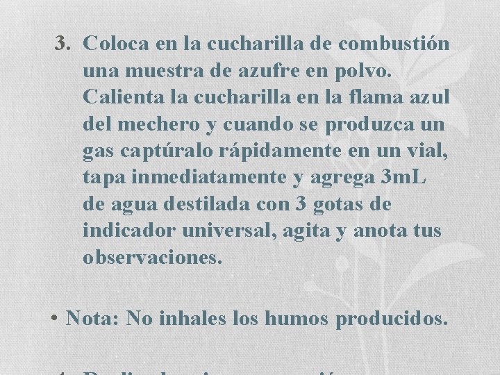 3. Coloca en la cucharilla de combustión una muestra de azufre en polvo. Calienta