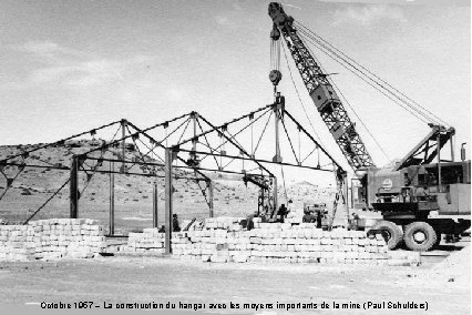 Octobre 1957 – La construction du hangar avec les moyens importants de la mine