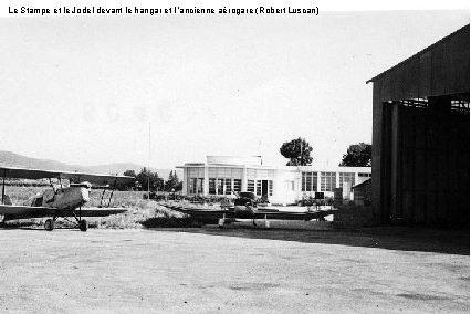 Le Stampe et le Jodel devant le hangar et l ’ancienne aérogare (Robert Luscan)