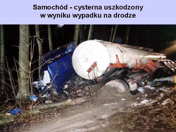 Samochód - cysterna uszkodzony w wyniku wypadku na drodze 