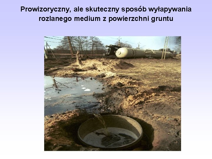 Prowizoryczny, ale skuteczny sposób wyłapywania rozlanego medium z powierzchni gruntu 