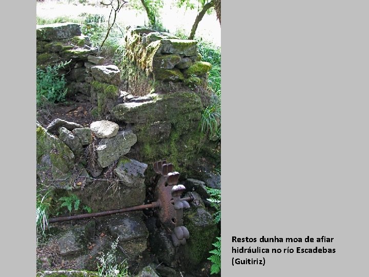 Restos dunha moa de afiar hidráulica no río Escadebas (Guitiriz) 