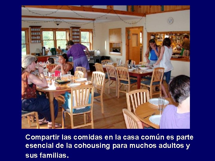 Compartir las comidas en la casa común es parte esencial de la cohousing para