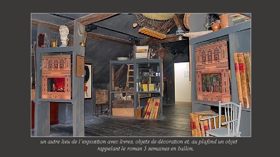 un autre lieu de l’exposition avec livres, objets de décoration et, au plafond un