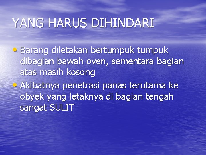 YANG HARUS DIHINDARI • Barang diletakan bertumpuk dibagian bawah oven, sementara bagian atas masih