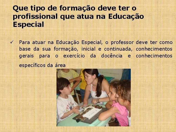 Que tipo de formação deve ter o profissional que atua na Educação Especial ü