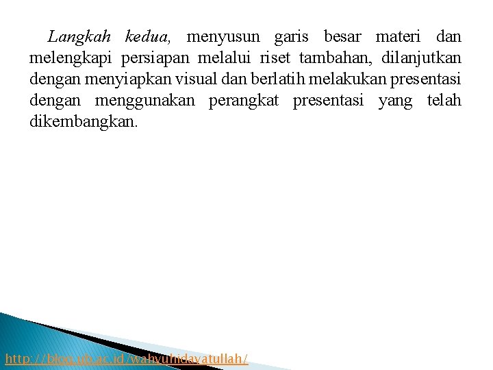 Langkah kedua, menyusun garis besar materi dan melengkapi persiapan melalui riset tambahan, dilanjutkan dengan