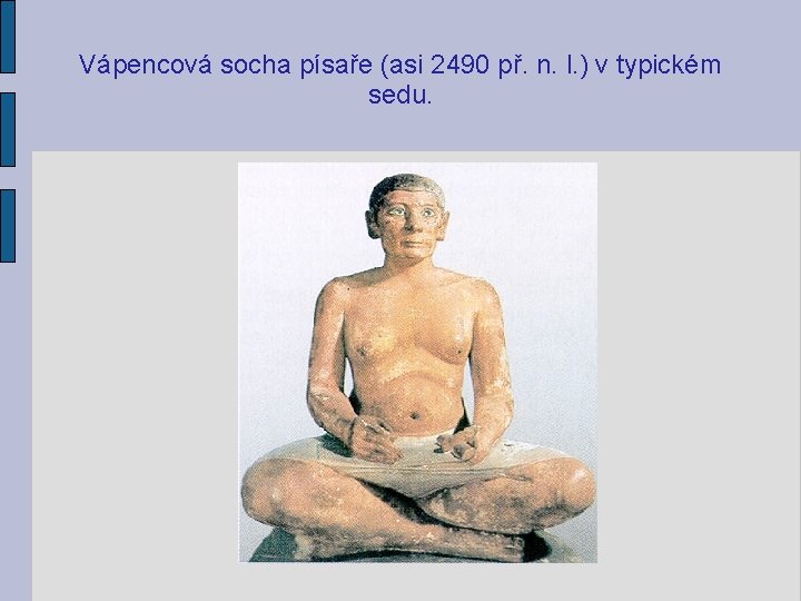 Vápencová socha písaře (asi 2490 př. n. l. ) v typickém sedu. 