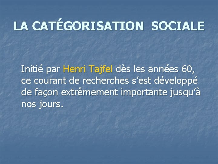 LA CATÉGORISATION SOCIALE Initié par Henri Tajfel dès les années 60, ce courant de