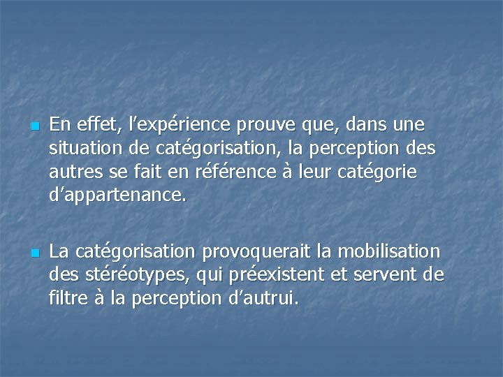 n En effet, l’expérience prouve que, dans une situation de catégorisation, la perception des