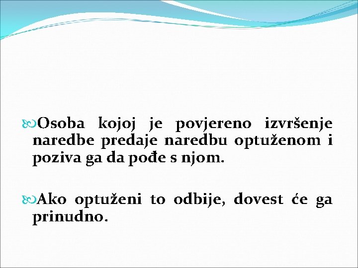  Osoba kojoj je povjereno izvršenje naredbe predaje naredbu optuženom i poziva ga da