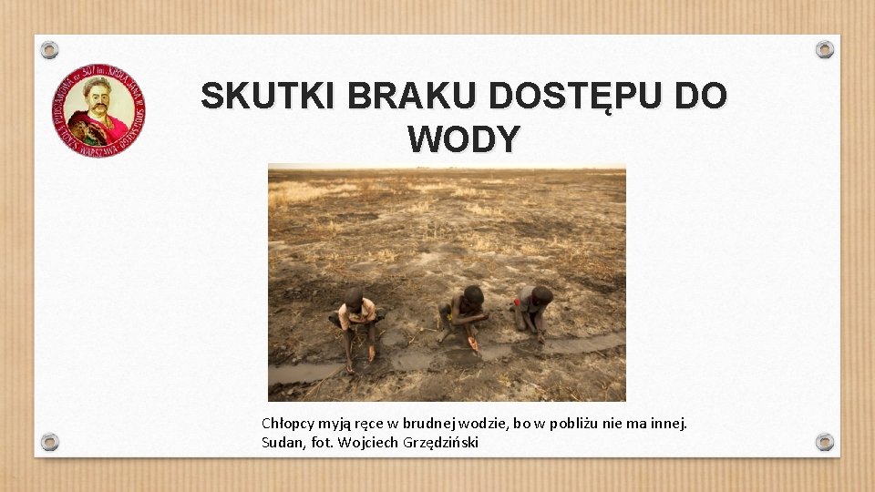 SKUTKI BRAKU DOSTĘPU DO WODY Chłopcy myją ręce w brudnej wodzie, bo w pobliżu