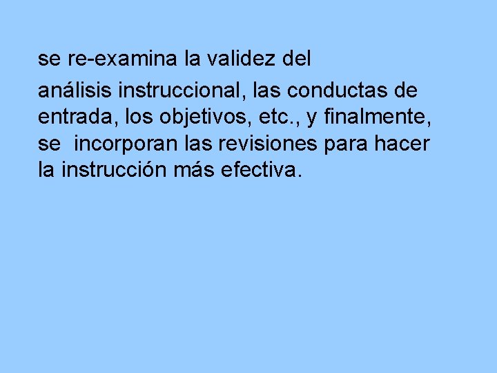 se re-examina la validez del análisis instruccional, las conductas de entrada, los objetivos, etc.