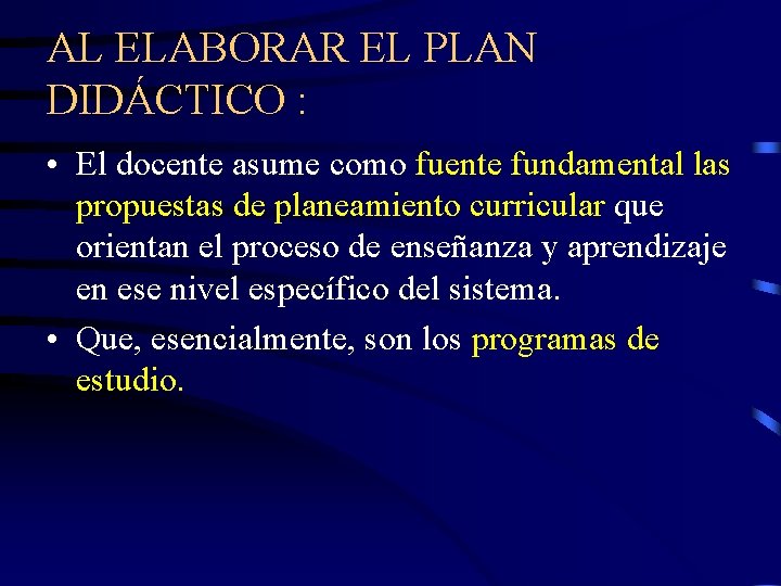 AL ELABORAR EL PLAN DIDÁCTICO : • El docente asume como fuente fundamental las
