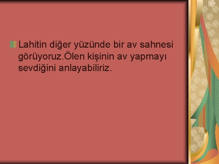 Lahitin diğer yüzünde bir av sahnesi görüyoruz. Ölen kişinin av yapmayı sevdiğini anlayabiliriz. 