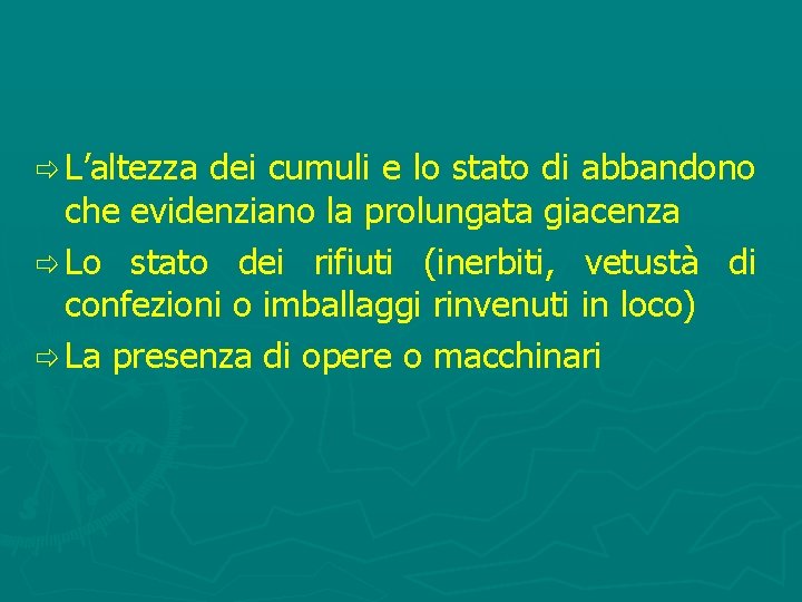 ð L’altezza dei cumuli e lo stato di abbandono che evidenziano la prolungata giacenza