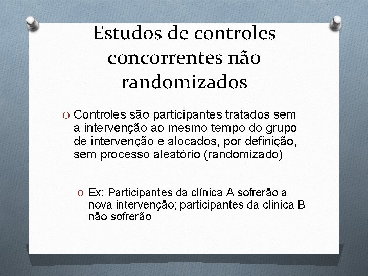 Estudos de controles concorrentes não randomizados O Controles são participantes tratados sem a intervenção