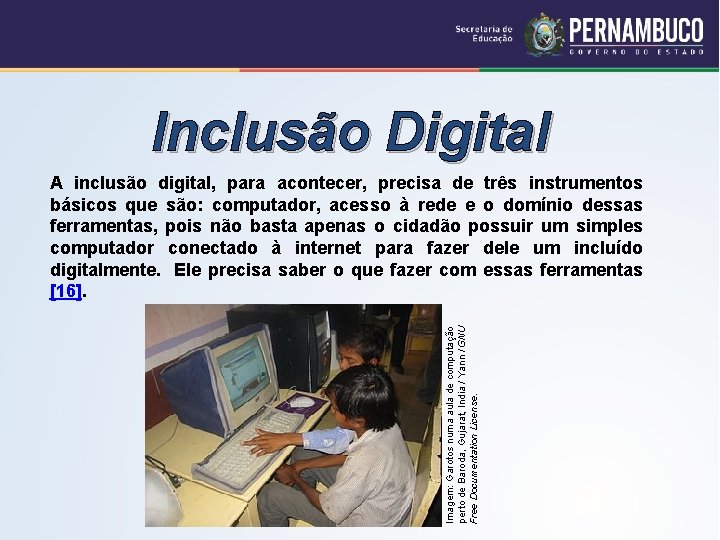 Inclusão Digital Imagem: Garotos numa aula de computação perto de Baroda, Gujarat, India /