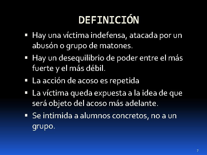 DEFINICIÓN Hay una víctima indefensa, atacada por un abusón o grupo de matones. Hay