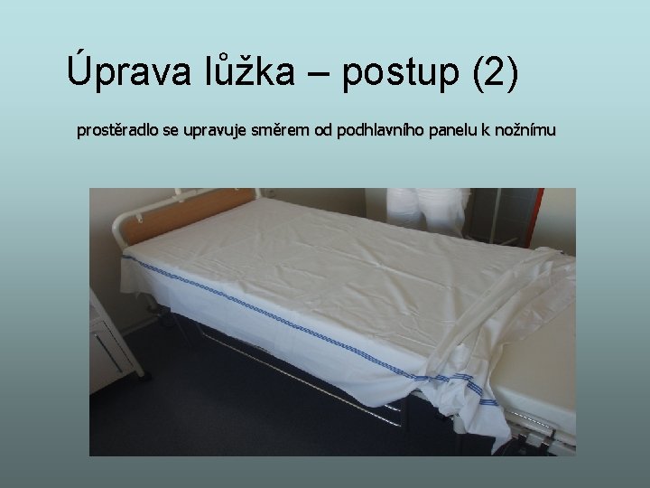 Úprava lůžka – postup (2) prostěradlo se upravuje směrem od podhlavního panelu k nožnímu