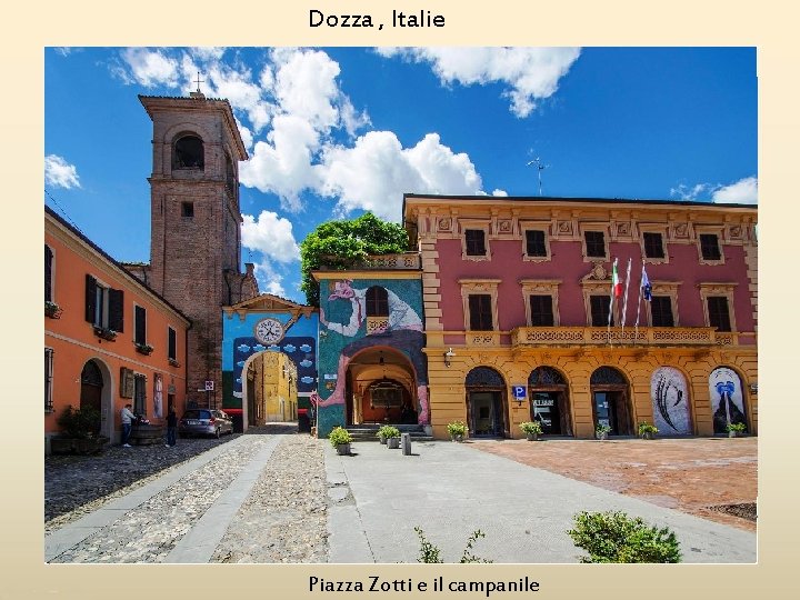 Dozza , Italie Piazza Zotti e il campanile 