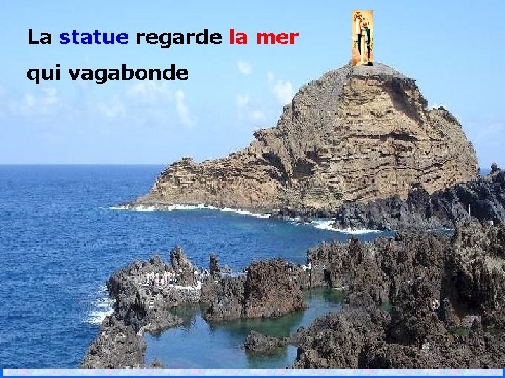 La statue regarde la mer qui vagabonde . . 