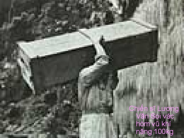 Chiến sĩ Lương Văn Soi vác hòm vũ khí nặng 100 kg 