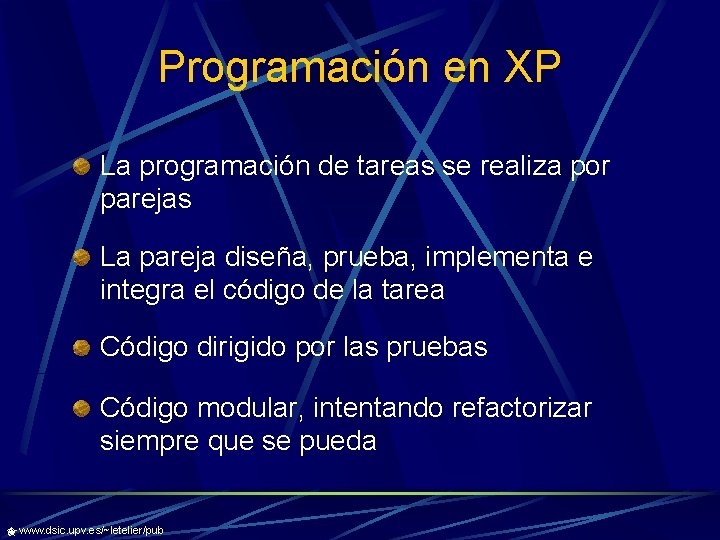 Programación en XP La programación de tareas se realiza por parejas La pareja diseña,