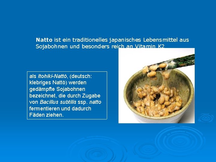 Natto ist ein traditionelles japanisches Lebensmittel aus Sojabohnen und besonders reich an Vitamin K