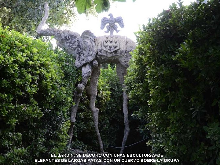  EL JARDÍN, SE DECORÓ CON UNAS ESCULTURAS DE ELEFANTES DE LARGAS PATAS CON