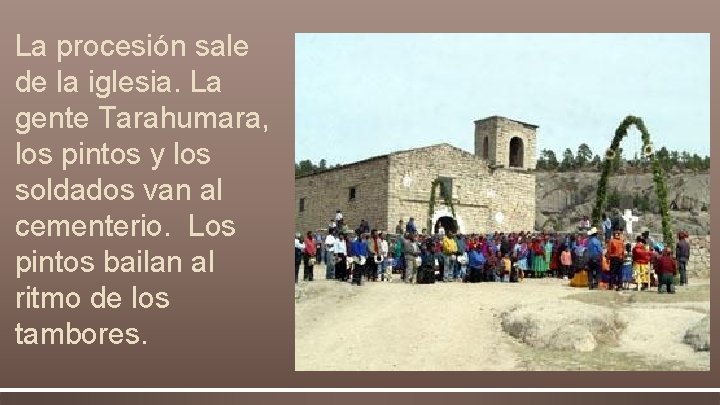 La procesión sale de la iglesia. La gente Tarahumara, los pintos y los soldados